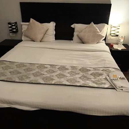 Pearl Suites At Omex Entrenity Vrindāvan Dış mekan fotoğraf
