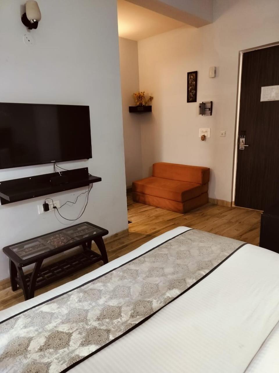 Pearl Suites At Omex Entrenity Vrindāvan Dış mekan fotoğraf