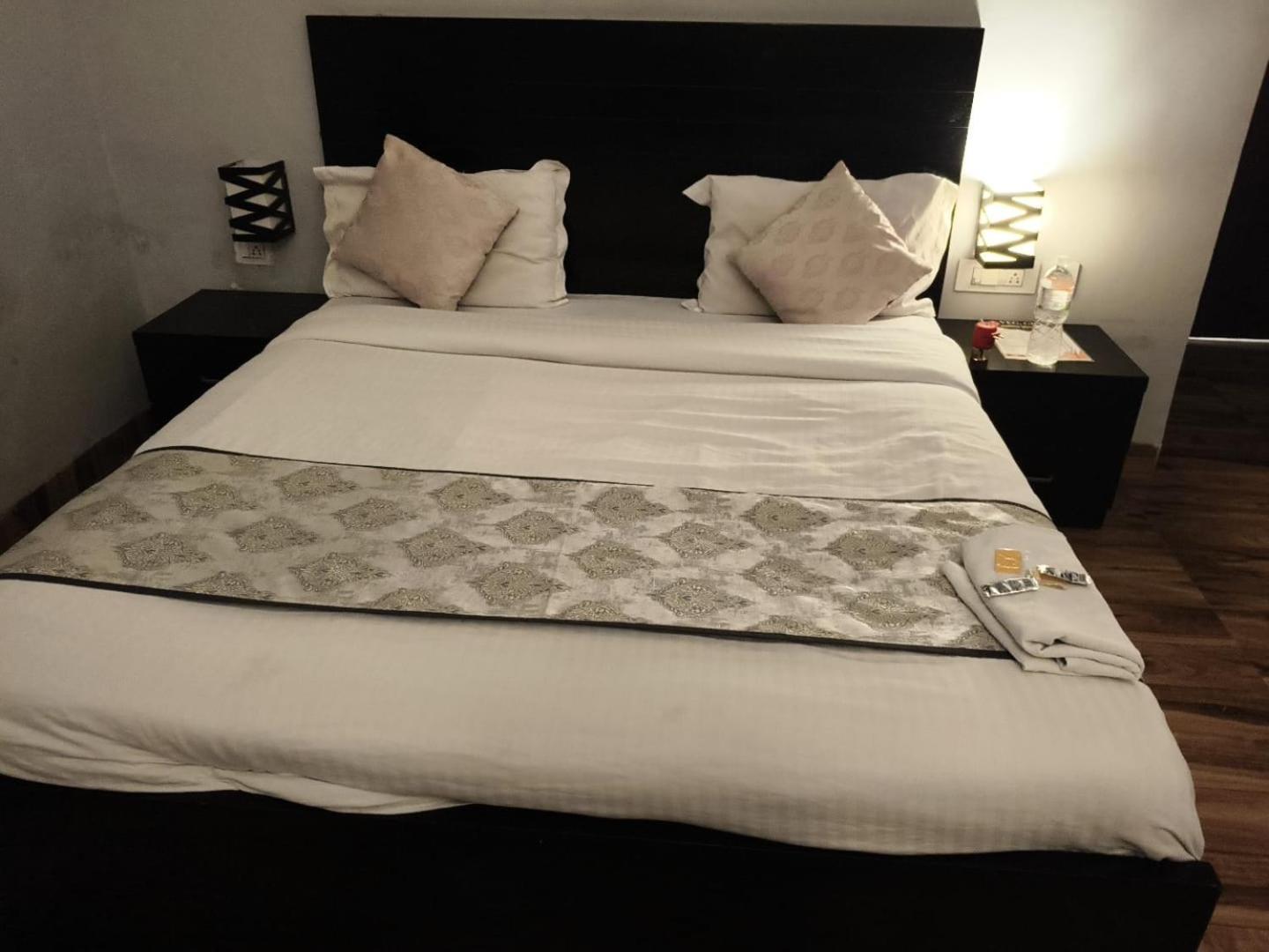 Pearl Suites At Omex Entrenity Vrindāvan Dış mekan fotoğraf
